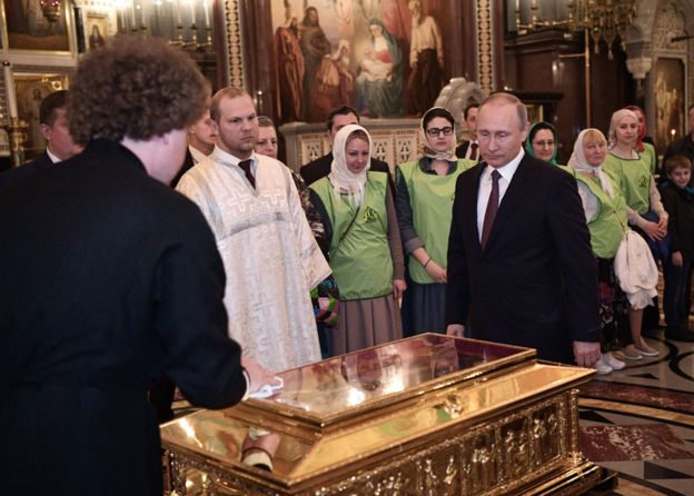 El presidente Vladimir Putin acercándose al arca de cristal.