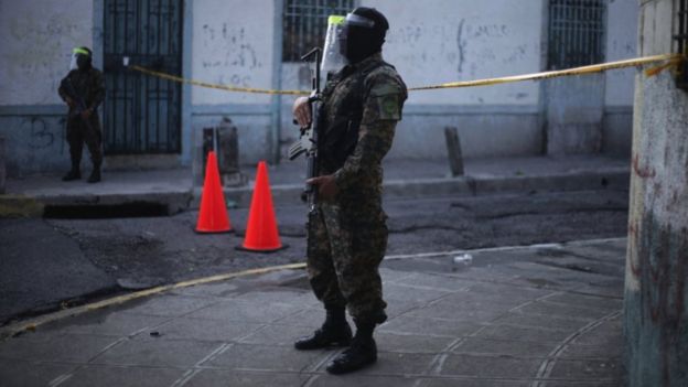 Militares en calles de San Salvador.