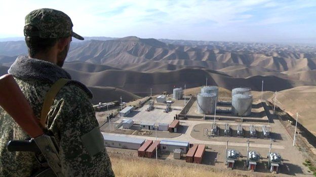 Солдат наблюдает за нефтяным месторождением Кашкари в Северном Афганистане