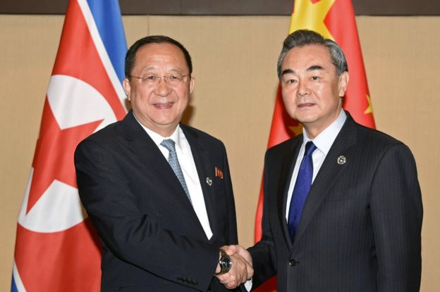 El ministro de Asuntos Exteriores, Ri Yong Ho (izquierda) y su homólogo chino, Wang Yi, durante la cumbre de la ASEAN el 6 de agosto.