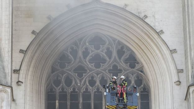 يعمل رجال الإطفاء لإخماد حريق في كاتدرائية سان بيير وسان بول في نانت، غرب فرنسا، في 18 يوليو/تموز 2020