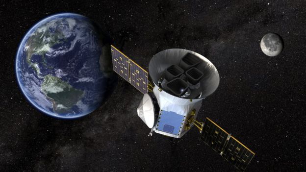 Ilustração do satélite Tess em busca de exoplanetas no espaço