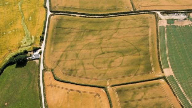 A prehistoric settlement with concentric ditches at Lansallos in Cornwall