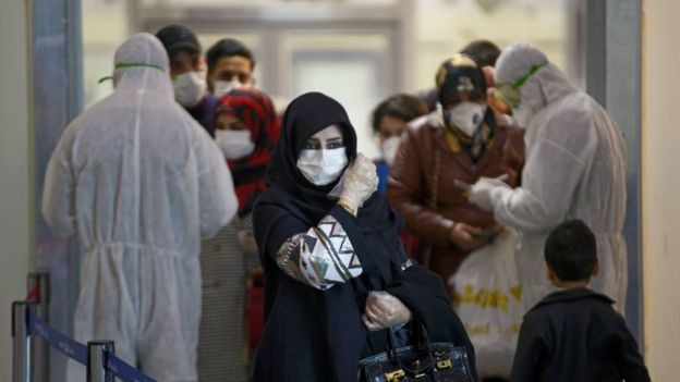 في العراق في الخامس من مارس/آذار امرأة ترتدي كمامة خوفا من كورونا