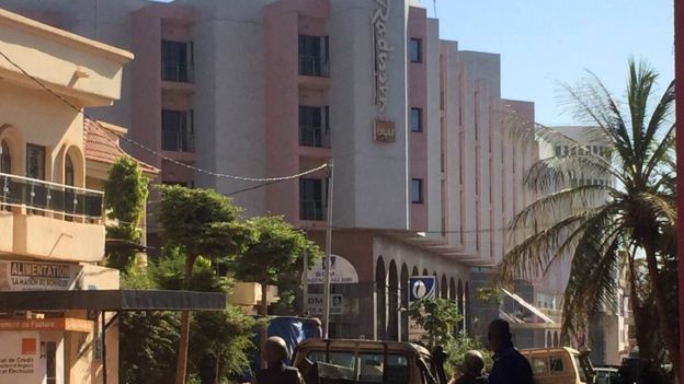 Malian troops take up positions outside the Radisson Blu hotel in Bamako on 20 November 2015