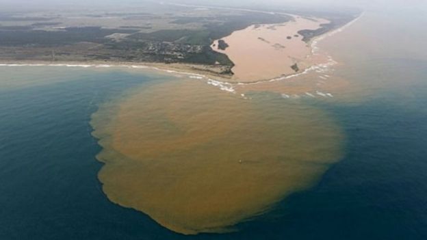 Vista aérea do Rio Doce desaguando no mar de Regência, no EspÃ­rito Santo, após desastre em Mariana