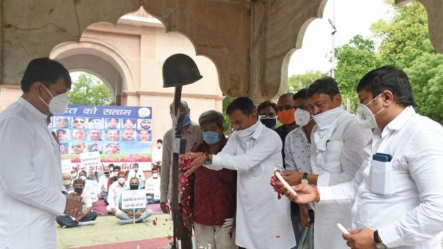 Políticos indianos fazem homenagem a soldados que morreram em confronto com a China no mês passado