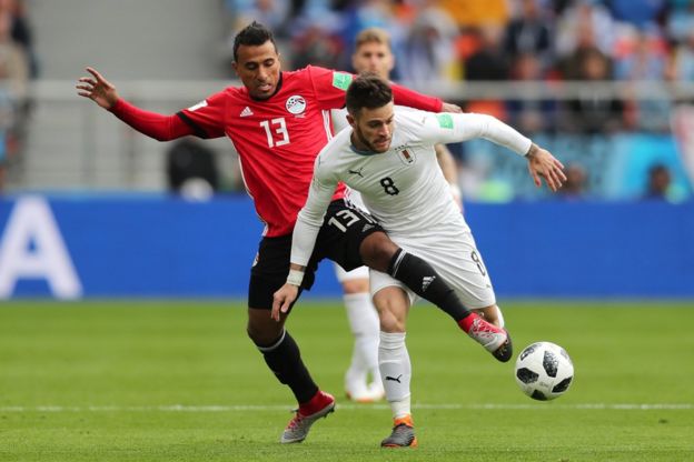 Mohamed Abdelshafy y Nahitan Nández pelean por el balón.