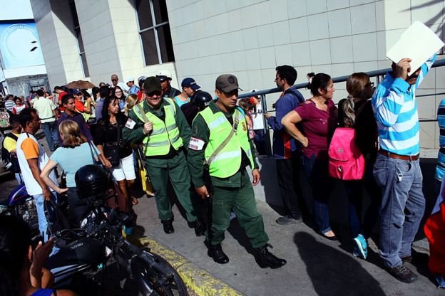 Fuerzas de seguridad en una fila