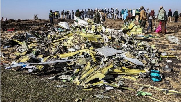 Du monde sur le site où s'est écrasé l'avion d'Ethiopia Airlines, près de Bishoftu, une ville située à quelque 60 kilomètres au sud-est d'Addis-Abeba.