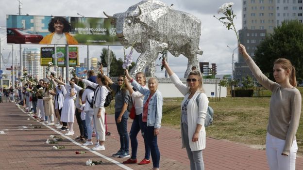 Belarus election: Women form 'solidarity chains' to condemn crackdown