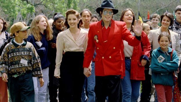 Michale Jackson y su entonces esposa, Lisa Marie Presley, durante la Conferencia de Niños del Mundo que celebraron en Neverland, el rancho propiedad de Jackson, en 1995.