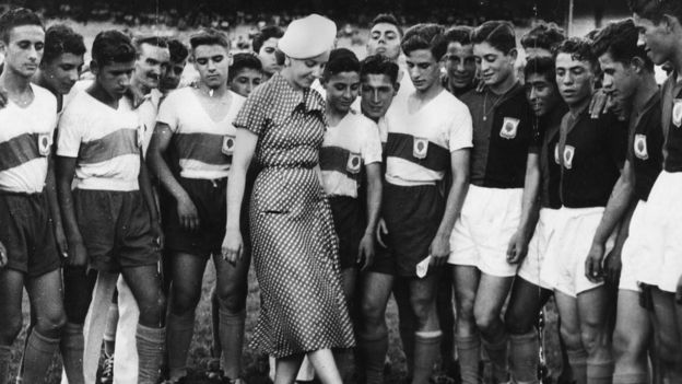 Evita y futbolistas