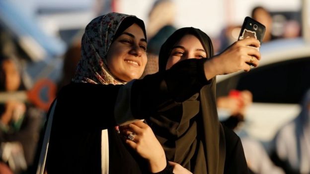 Mulheres palestinas tirando selfie