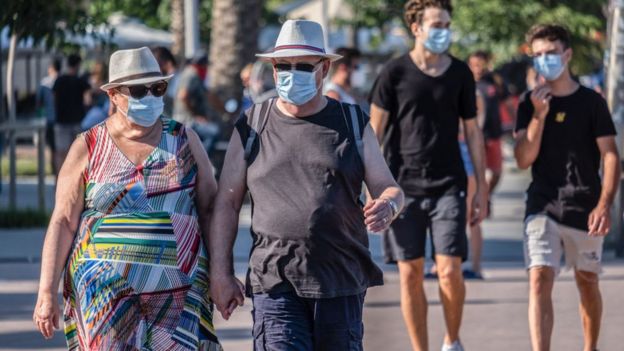 Gente con mascarilla paseando en Barcelona.