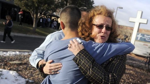 Un padre abraza a su hijo después del ataque contra la secundaria Arpahoe, en Colorado.