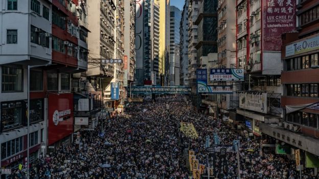 Manifestantes llenan una calle de Hong Kong.