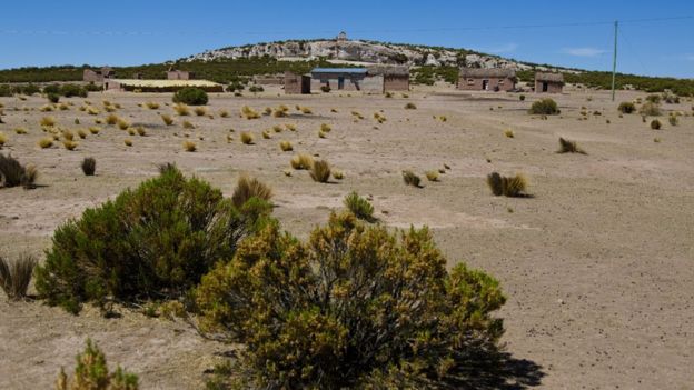 Vista de la casa de Victoria Mamane, en la provincia de San Pedro de Totora. La construcción de la izquierda, con el tejado de aspecto amarillo, es el Walipini que contruyó la FAO en 2012.
