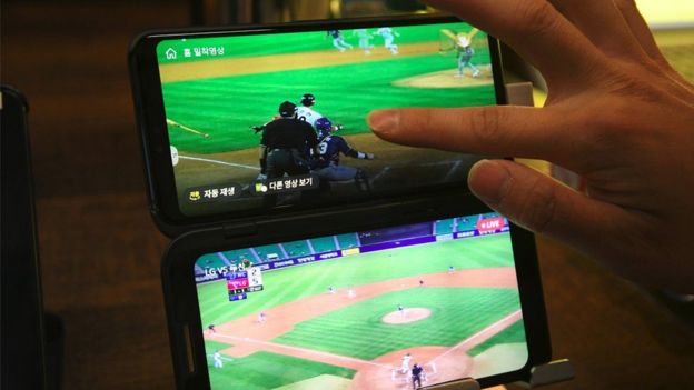 pessoa assistindo a jogo numa tela de celular