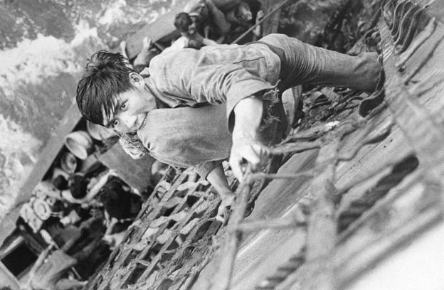 Thuyền nhân Việt Nam khi được tàu Mỹ vớt tại Biển Đông sau biến cố 30/4/1975