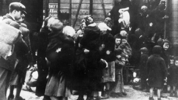 Familias judías en el campo de concentración de Auschwitz