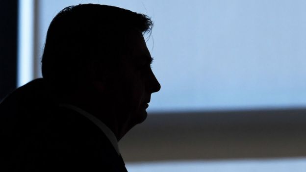 Sombra de Bolsonaro de perfil