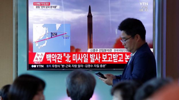 كوريا الشمالية تطلق ثاني صاروخ باليستي فوق اليابان _97811208_041708871-1