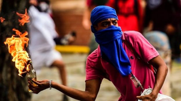 مواجهات دامية بعد انضمام الملايين لإضراب في فنزويلا _97032208__97026066_d70e27c0-7041-4953-a561-d106c545935b