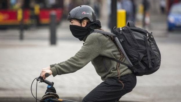 Ciclista usa máscara em Londres