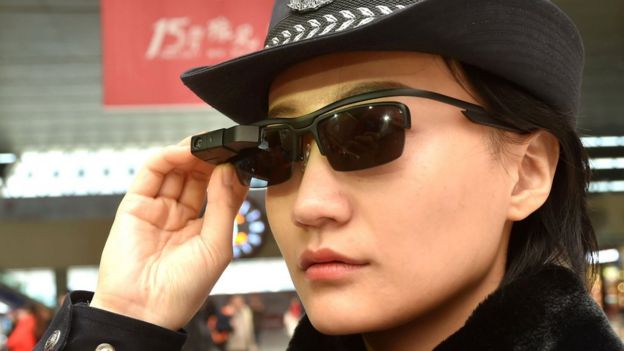 Policial usa óculos inteligente na China