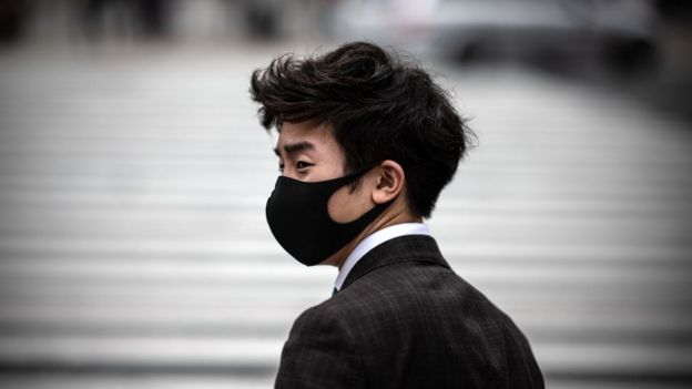 Un hombre portando una mascarilla en el cruce de Shibuya el 25 de mayo en Tokio, Japón.