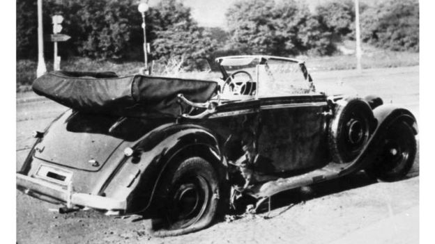 Carro de Reinhard Heydrich's (Mercedes-Benz 320) depois de uma tentativa de asssassinato em Praga