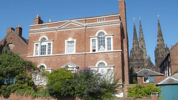 Su hogar, que ahora es un museo dedicado a su vida y obra, con la catedral en el fondo.