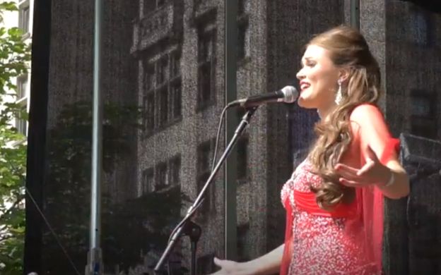 Stephanie Guidera cantando en un escenario