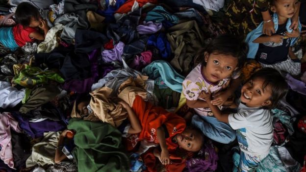 Niños en un refugio temporal.