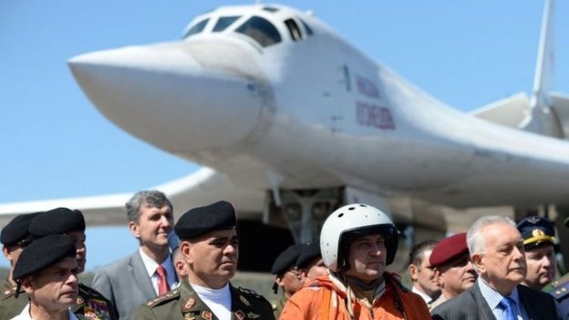 O ministro da Defesa da Venezuela Vladimir Padrino (primeira fila, segundo da esquerda para a direita) retratado em frente à aeronave russa
