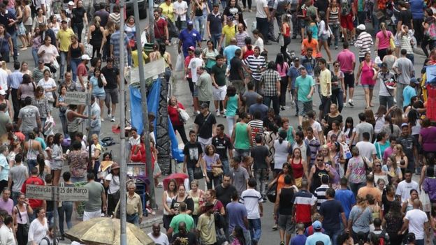 Rua de comércio popular 25 de Março, em São Paulo