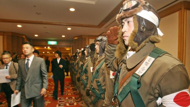 Hombres vestidos con uniforme kamikaze mientras el entonces gobernador de Tokio ofrecía una conferencia de prensa para promocionar su película "For Those We Love" en 2006