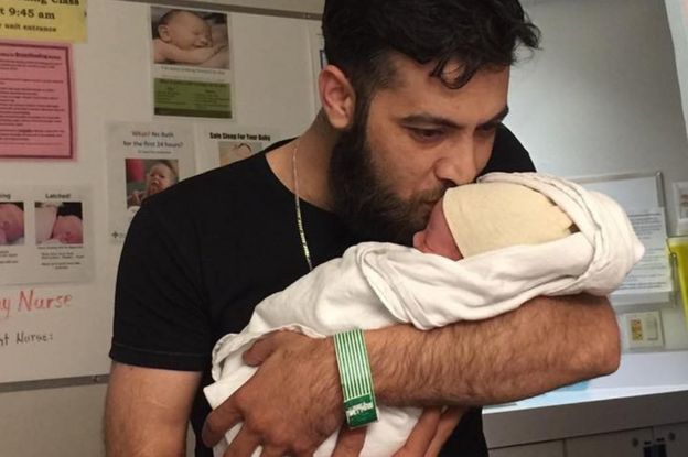 穆罕默德抱著出生不久的兒子。