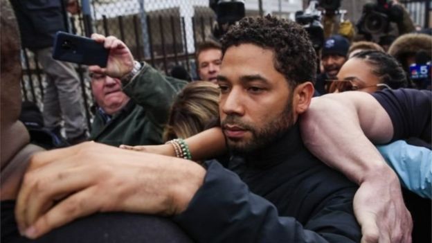 Jussie Smollet keluar dari kompleks Pengadilan Cook County, Chicago, setelah menyerahkan 10% dari uang jaminannya sebesar Rp1,4 miliar.