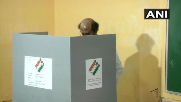 வாக்களிக்கும் நடிகர் ரஜினி