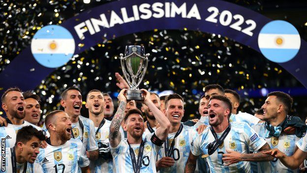 Lionel Messi holds aloft the Finalissima trophy