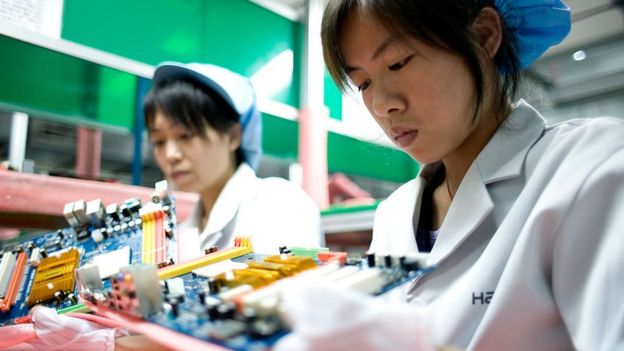 mujeres en fábrica de electrónica china