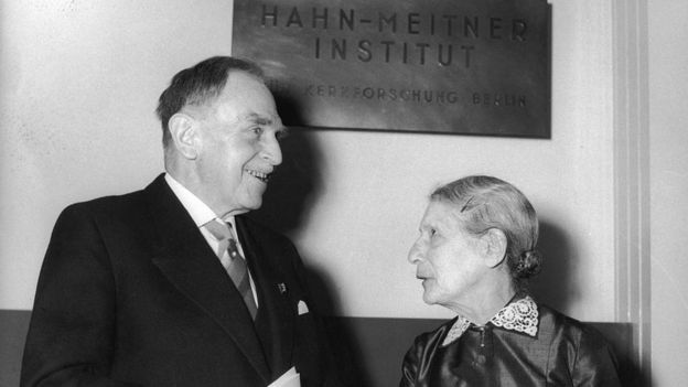 La física austríaca Lise Meitner (1878-1968) junto al químico alemán Otto Hahn (1879-1968) en la inauguración del Instituto Hahn-Meitner para la investigación nuclear en Berlín, el 14 de marzo de 1959.