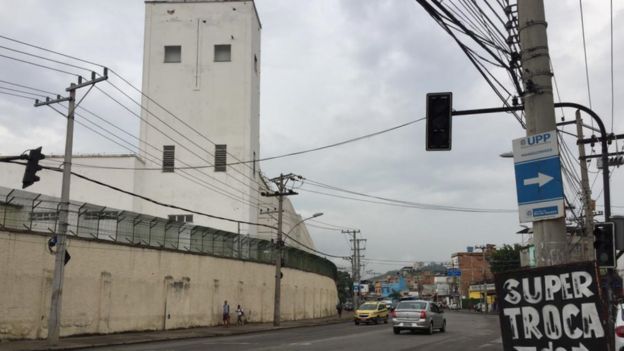 Torre vista da rua