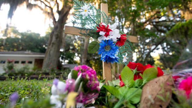 Flores y una cruz en el lugar donde murió Ahmaud Arbery