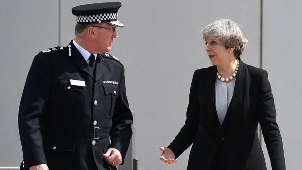 Theresa May y el jefe de la policía de Manchester