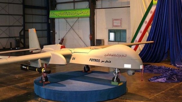 Um drone iraniano equipado com míssil batizado de "Fotros"