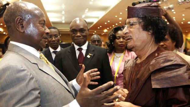 Ugandan President Yoweri Museveni (L) speaks with Libyan leader Moamer Kadhafi on the last day of the 15th African Union Summit in Kampala, on July 27, 2010, as 30 heads of state from the AU's 53 members gathered for three days amid unprecedented security in the Ugandan capital