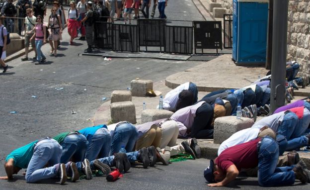 Palestinos rezando en la calle